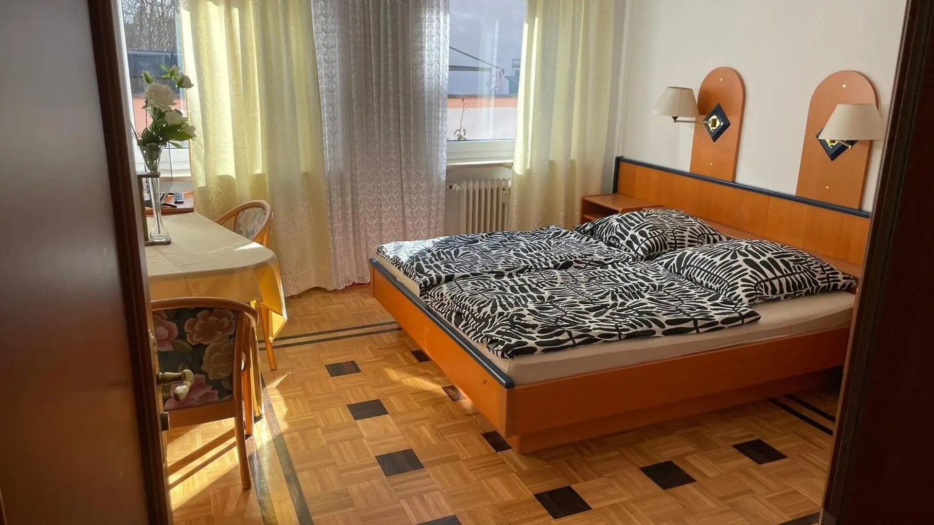 Pension Doppelbett Mit Balkon Zimmer 21 Nuremberg Apartment